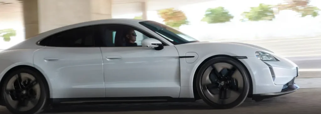 Porsche Taycan: जानिए इस शानदार इलेक्ट्रिक कार के बारे में सब कुछ